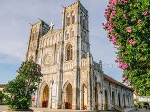 Khám phá Thánh đường Gothic 130 năm tuổi, nơi lưu giữ cuốn sách chữ Quốc ngữ đầu tiên tại Việt Nam