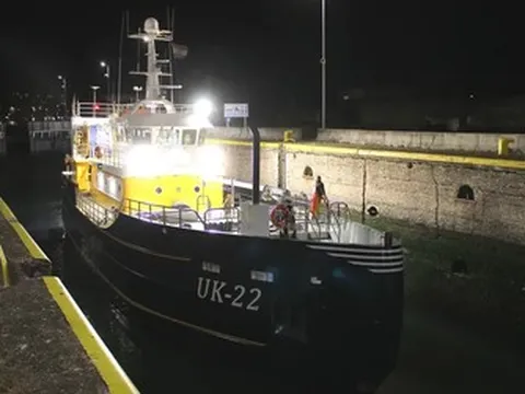Tàu đánh cá “sống sót” kỳ diệu sau va chạm với tàu container siêu khổng lồ