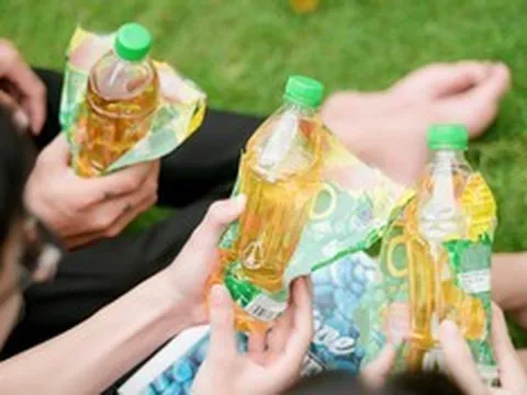 Từ câu chuyện trúng 50 triệu đồng của cô chủ quán, hè này cả xóm nhỏ miền Tây lại háo hức xé nhãn nhập mã sau khi giải khát