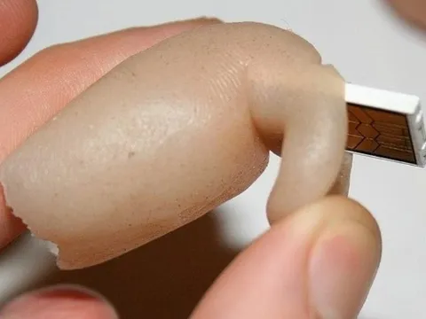 "Dị nhân công nghệ" gây sửng sốt khi biến ngón tay thành chiếc USB kỳ lạ nhất hành tinh