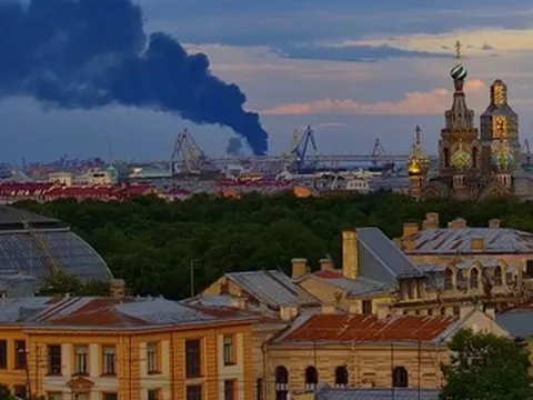 Ukraine tấn công kho dầu ở St. Petersburg trước thềm “Davos của Nga”