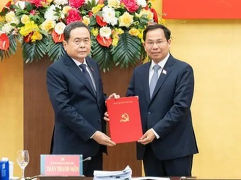 Trao quyết định của Bộ Chính trị về chỉ định nhân sự kiêm nhiệm Phó Bí thư Đảng ủy Quốc hội