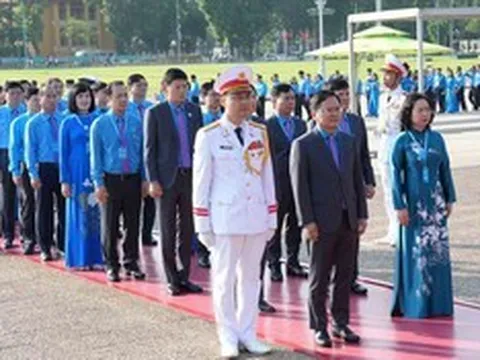 Đoàn đại biểu dự Đại hội XIV Công đoàn Việt Nam vào Lăng viếng Chủ tịch Hồ Chí Minh