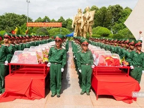 Xúc động hình ảnh đón 27 hài cốt liệt sĩ từ Campuchia về với đất mẹ
