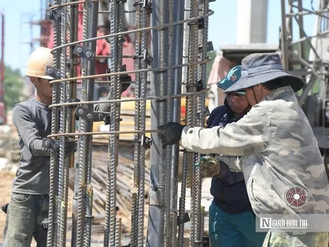 Nắng như đổ lửa, công nhân vẫn bám trụ giữa đại công trường