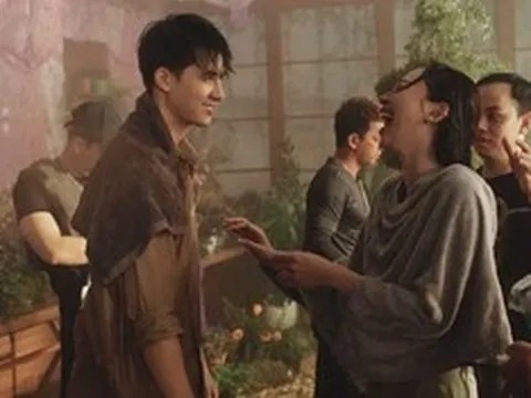 Sau tranh cãi về cảnh hôn trong MV, Tóc Tiên tiếp tục trở thành tâm điểm vì clip hậu trường