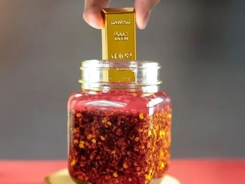 Giấu 2 thỏi vàng vào lọ ớt gửi "bạn đầu tư", người đàn ông suýt mất trắng vì chiêu lừa tinh vi