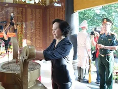Phó Thủ tướng Phạm Thị Thanh Trà dâng hương tưởng niệm các anh hùng liệt sĩ tại Công viên Lê Thị Riêng