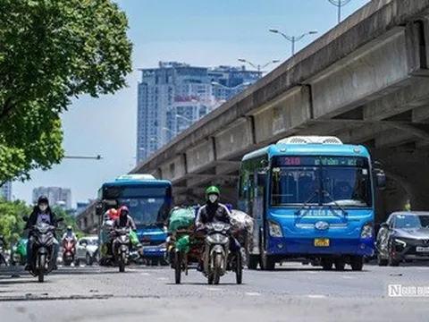 50 phút chạy xe giữa nắng gắt gần 40 độ ở Hà Nội, người đàn ông bị bỏng rát da