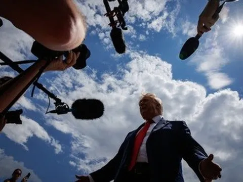 Ông Trump yêu cầu Iran và Israel ngừng "nổ súng" khi lệnh ngừng bắn đổ vỡ