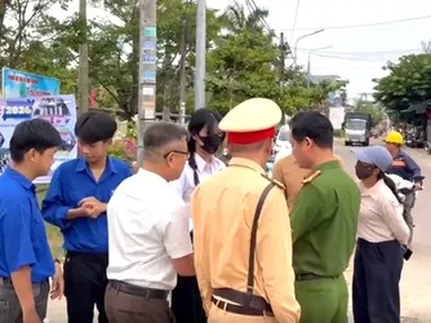 Đi nhầm điểm thi cách gần 30km, thí sinh được CSGT đưa đến phòng thi kịp giờ
