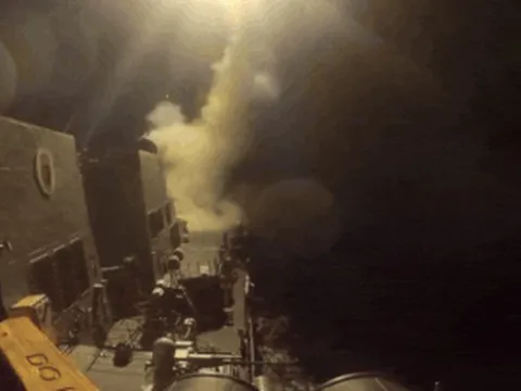 Tình hình Trung Đông: Washington phóng tên lửa Tomahawk vào Iran, Tehran nhắm mục tiêu vào căn cứ Mỹ