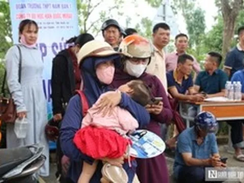 Lời nhắn gửi sau cánh cổng trường thi: Kết quả thế nào cũng được, miễn con nỗ lực hết mình
