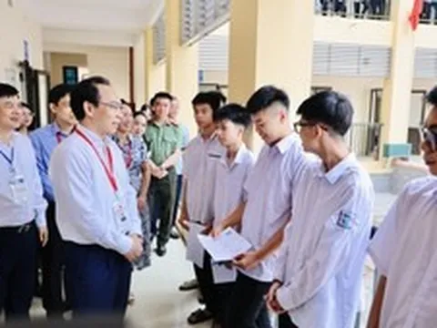 Kiểm tra trước giờ làm bài thi đầu tiên, Bộ trưởng GD&ĐT đánh giá công tác chuẩn bị