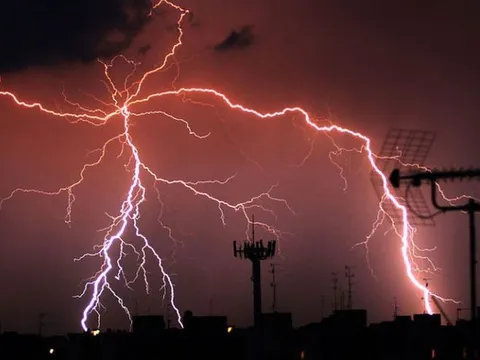Khi trời giông bão, nên tắt ngay điều hoà vì lý do này