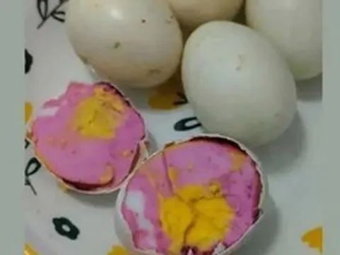 Người phụ nữ "sốc nặng" khi phát hiện trứng luộc chuyển sang màu hồng