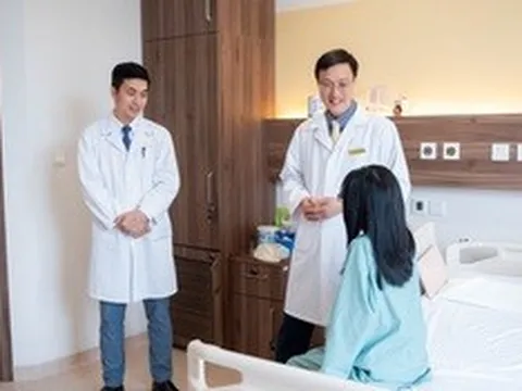 Bé gái có xương cột sống cong 110 độ lấy lại tự tin sau ca phẫu thuật 7 giờ tại Vinmec Smart City