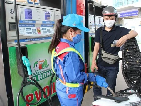 Chiều nay, giá xăng E10 đồng loạt giảm mạnh