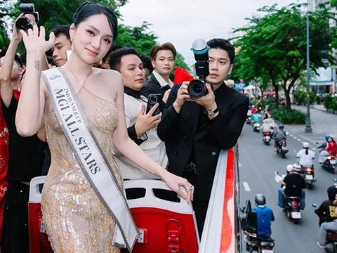 Tài xế và chủ xe buýt 2 tầng chở Hoa hậu Hương Giang diễu hành bị lập biên bản, xử phạt