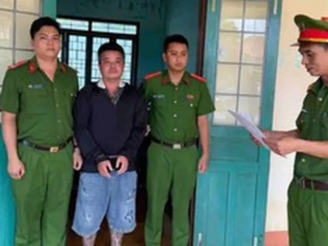 Bắt tạm giam người đàn ông dùng bình trà chứa nước sôi tấn công vào đầu đối phương