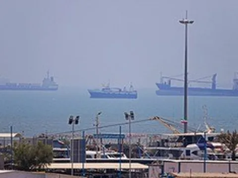 Iran tuyên bố đóng eo biển Hormuz, Tổng thống Trump đưa ra tối hậu thư