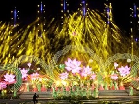 Từ Bến Ninh Kiều đến Đất Sen hồng: Những ngày hội níu chân du khách