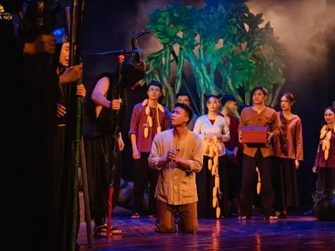 Vở kịch “Lời bà kể” - Hành trình trở về thế giới diệu kỳ của bà