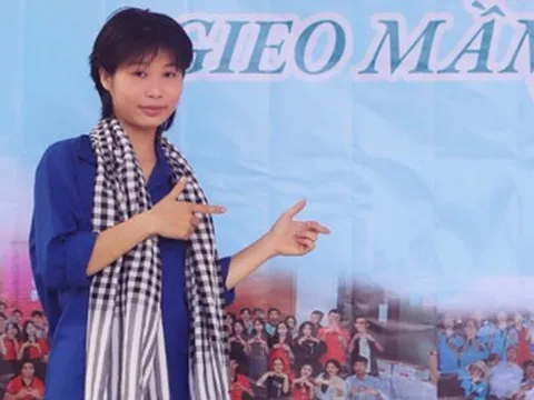 Từ cô bé bế em gửi quán nước ven đường gây xúc động đến giảng đường đại học