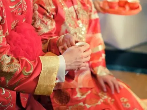Cô dâu chú rể cưới nhau chỉ sau 5 phút hẹn hò