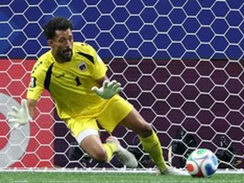 Từ vô danh đến 15 triệu follow: "Cú nổ" của thủ môn "người gác đền" World Cup