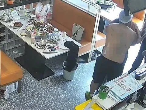 Cứu người gặp nạn, người đàn ông sốc nặng khi bị chỉ trích vì không mặc áo