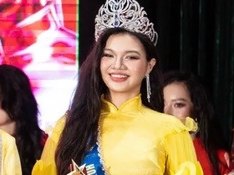 Người đẹp Khánh Hòa gây sốt với khoảnh khắc đăng quang trong tà áo dài