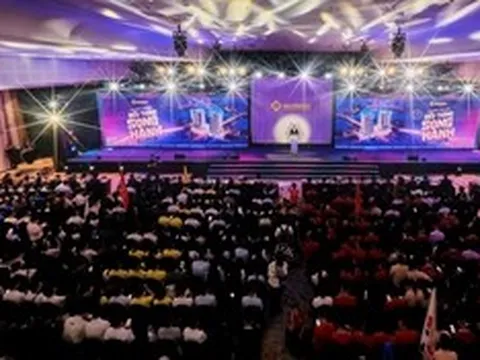 Khí thế “thắp sáng” biểu tượng mới Nam Đà Nẵng tại lễ ra quân S-Light Tower