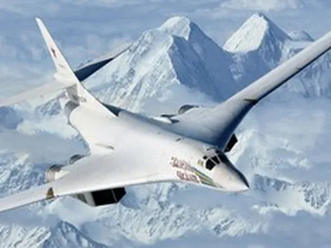 “Thiên nga trắng” Tu-160 chạm trán “Tia chớp” F-35 ở Bắc Cực