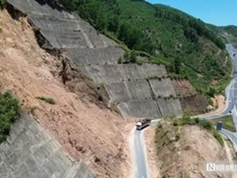 “Rùng mình” tay lái đi qua điểm sạt lở tại nút giao cao tốc La Sơn - Hòa Liên