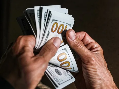 Đang hết tiền, người đàn ông bỗng có 42 tỷ sau một thao tác "lạ đời"