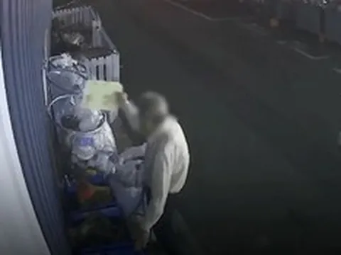 Mở nắp nồi cơm điện cũ, nam bảo vệ sốc khi thấy vàng thỏi và nhẫn bên trong