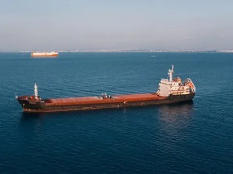 IMO tạm dừng chương trình dẫn đường qua eo biển Hormuz sau sự cố tàu hàng