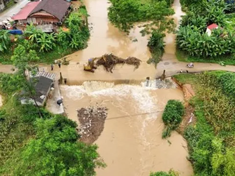 Mưa lớn gây sạt lở, chia cắt giao thông ở Thái Nguyên, nguy cơ lũ lên báo động 2
