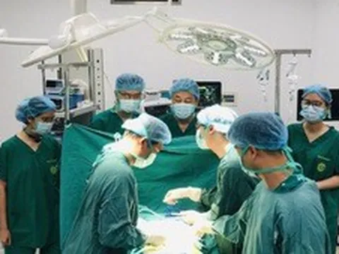 Ca mổ cấp cứu đầu tiên xuyên đêm tại Bệnh viện Bạch Mai cơ sở Ninh Bình cứu người bệnh có nguy cơ liệt 2 chân