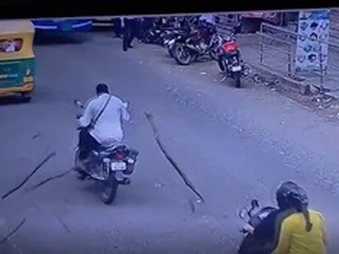 Bị cành cây rơi trúng đầu, người đi xe máy rơi vào trạng thái hôn mê