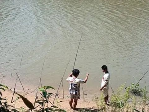 Đi câu cá, ngư dân sốc nặng khi câu trúng "vật thể lạ" dưới sông