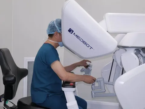 Cột mốc mới của y học Việt Nam: Lần đầu tiên bác sĩ phẫu thuật từ xa cho bệnh nhân cách hàng nghìn cây số