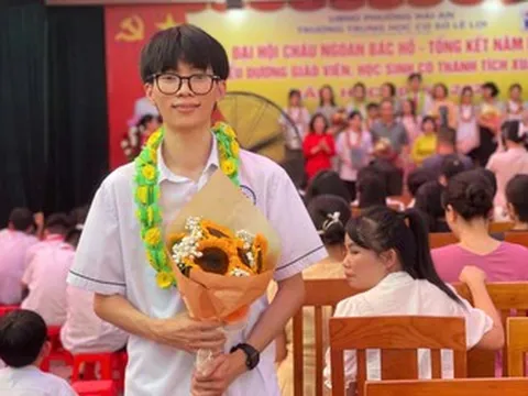 Cậu bé mồ côi viết nên kỳ tích trở thành thủ khoa trường chuyên