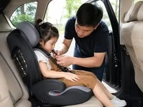 Nhiều cha mẹ chưa biết: Chở trẻ trên ô tô kiểu này từ 15/8 có thể bị phạt