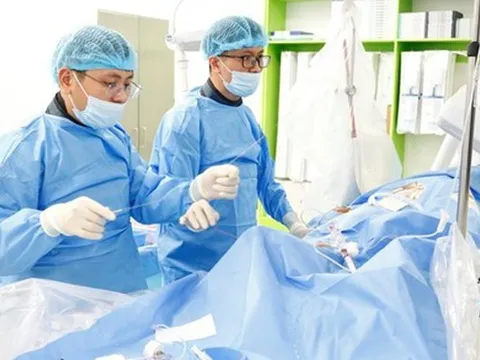 Người đàn ông 43 tuổi bất ngờ thành bệnh nhân khi đưa con đi khám
