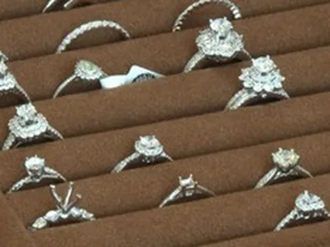 Thủ đoạn "phù phép" 28.000 viên kim cương lậu từ Hồng Kông về Việt Nam