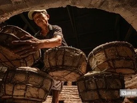 Trắng đêm “giữ lửa” nghề hầm muối truyền thống 150 năm