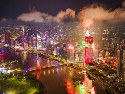 Saigon Marina IFC thắp sáng bầu trời đêm 2/7: Tự hào tỏa sáng cùng thành phố, tôn vinh nửa thế kỷ mang tên Bác