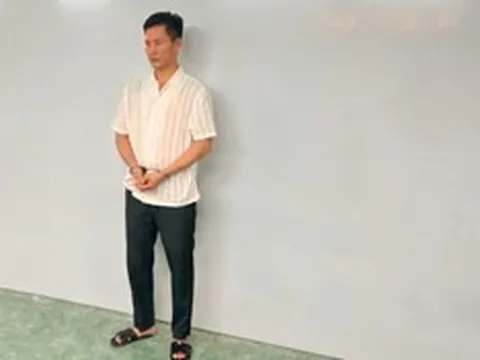 Tạm giam người đàn ông dùng ly thủy tinh đánh nữ nhân viên quán karaoke